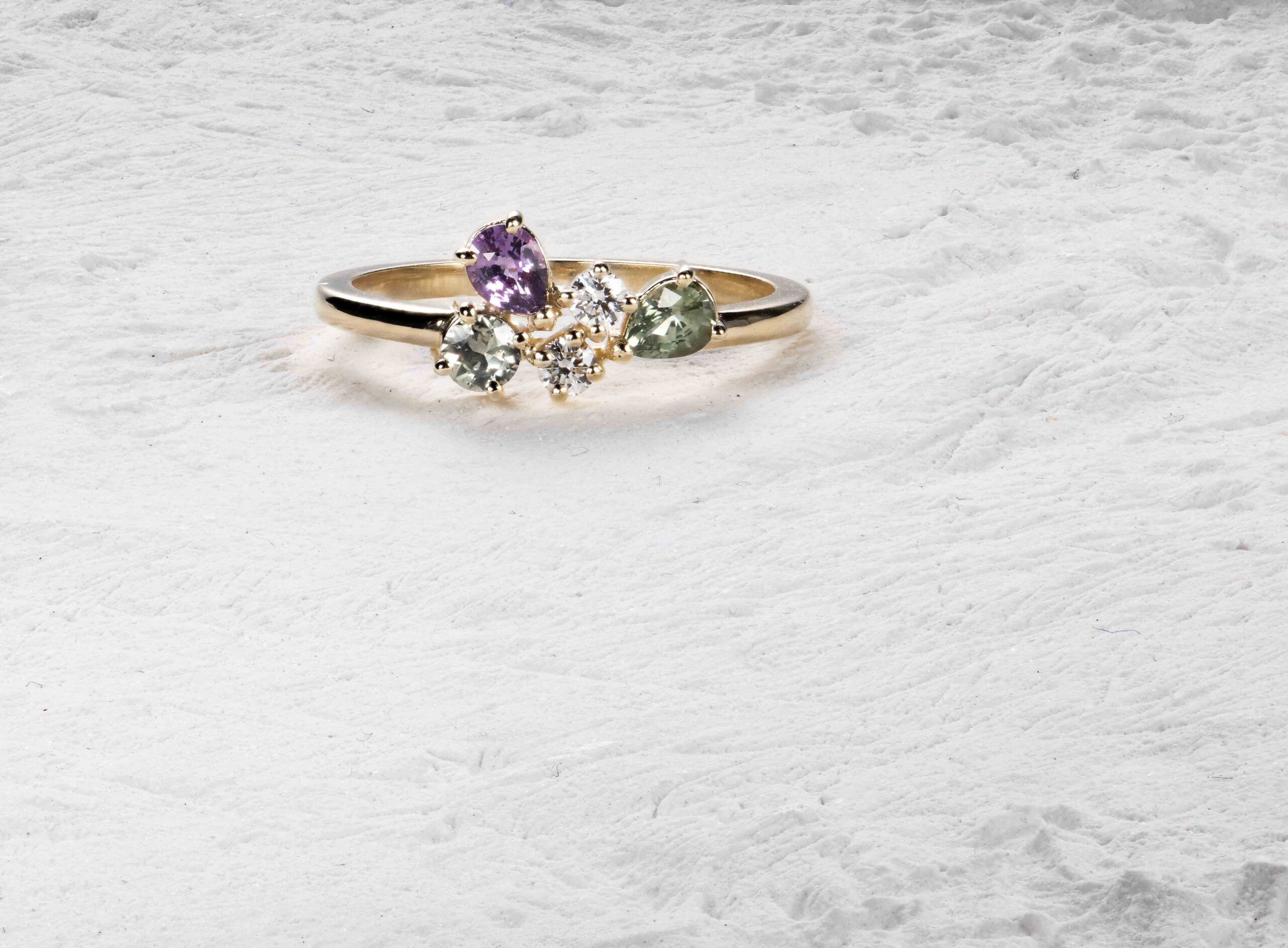 Geelgouden 18 kt ring met een kleurvariatie van saffier en diamant, een eigen creatie uit onze atelier