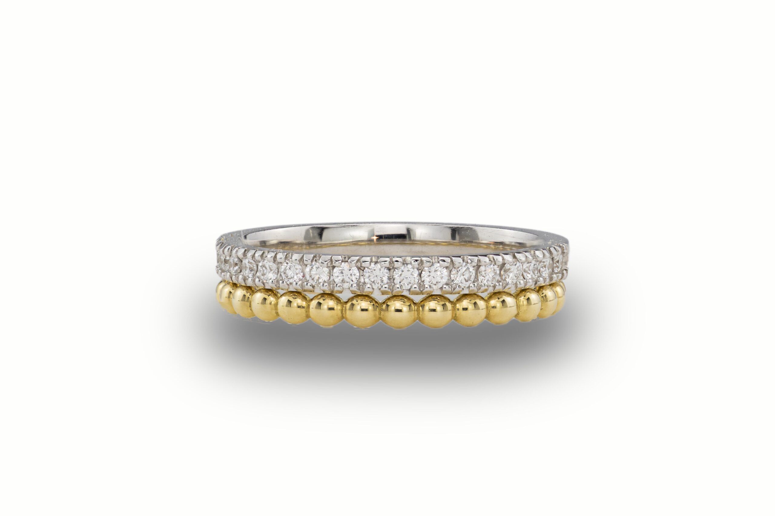 Frivole gouden trouwring met diamant, een eigen ontwerp.
