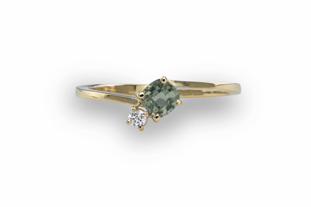 Geelgouden ontwerp van Jade, deze keer met een mintkleurige saffier en een diamantje