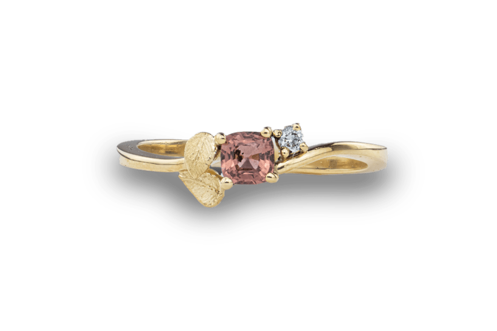 Geelgouden ring met blaadjesmotief gezet met cognackleurige saffier en diamant, creatie Jade Schallenberg