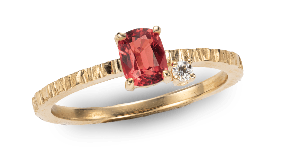 Geelgouden ontwerp van een ring met briljant en een roze spinel. Elk ontwerp we maken zijn unieke creaties gemaakt in eigen atelier.