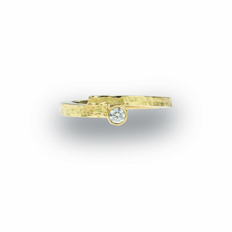 Geelgouden 18 karaat organische ring gezet met een diamantje van 0.10 ct en gemaakt in eigen atelier te sint-gillis-waas