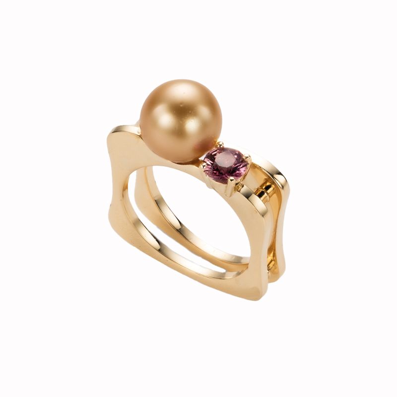 In dit ontwerp van Johan wordt een goudkleurige parel gecombineerd met een cognackleurige saffier en dit in een speciaal ontworpen ring.