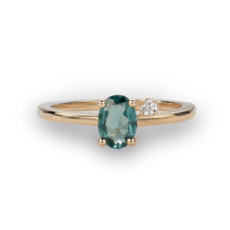 Fijne strakke geelgouden ring met als centrale steen een donkergroene toermalijn en geflankeerd met een natuurlijk diamantje.