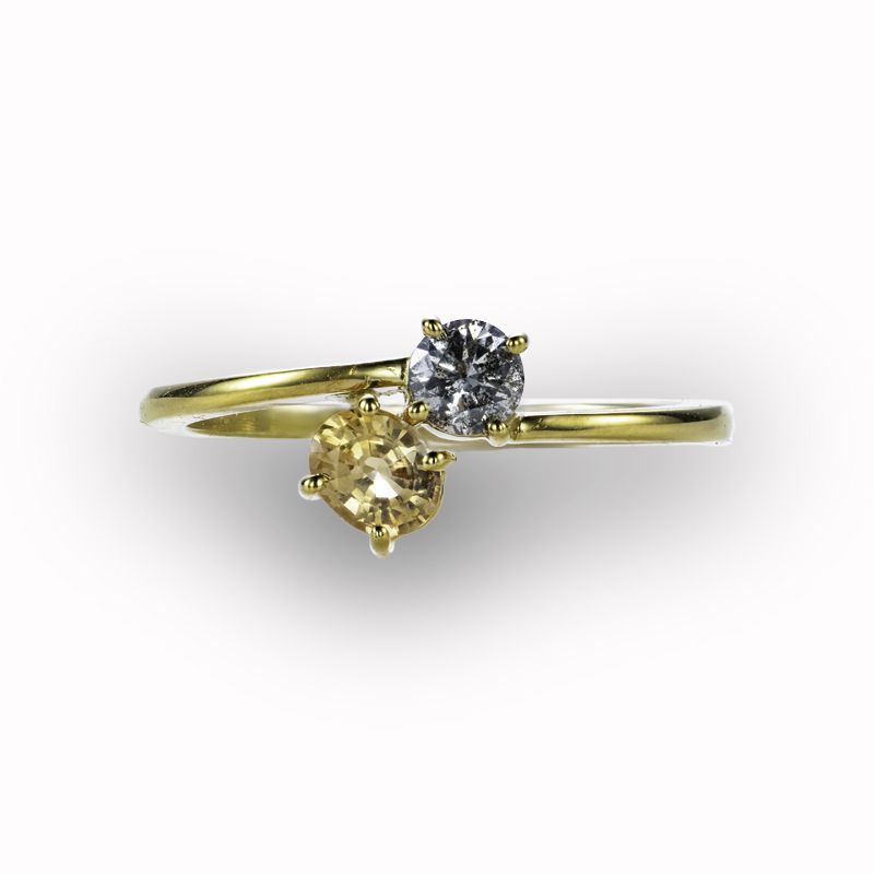 Geelgouden ring met een gele saffier en een salt & pepper diamant