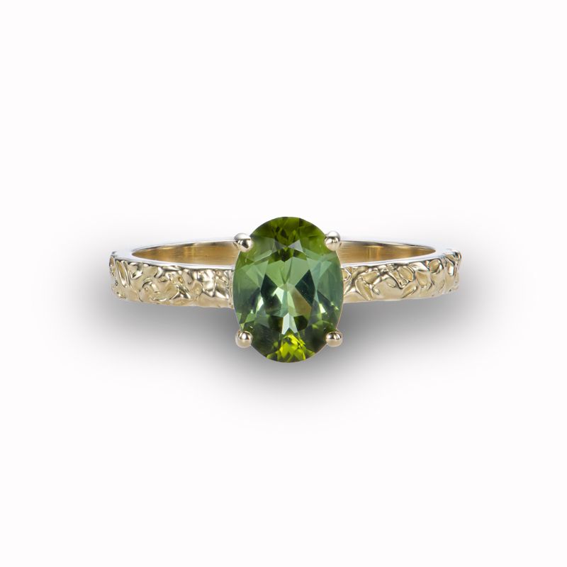 Geelgouden ring 18 karaat met als middensteen een mild groene toermalijn naar ontwerp en uitvoering van Jade.