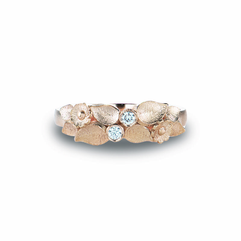 Een roségouden ring in 18 karaat met bloemen en blaadjesmotieven en opgefleurd met 2 natuurlijke diamantjes naar ontwerp van Johan