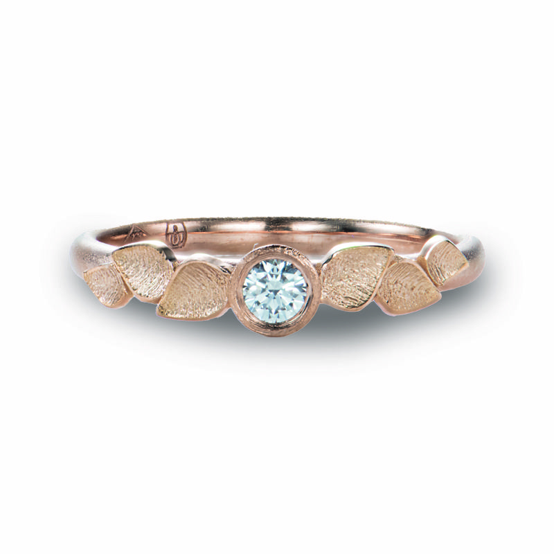 een roségouden 18 kt ring versierd met blaadjes en als middensteen een natuurlijke diamant en een ontwerp van Johan Kegels
