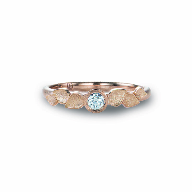een roségouden 18 kt ring versierd met blaadjes en als middensteen een natuurlijke diamant en een ontwerp van Johan Kegels