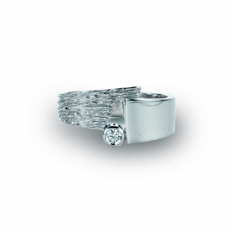 Witgouden 18 kt ring in een combinatie van strakke en organische lijnen en dit gezet met een natuurlijke diamant. Eigen creatie Johan & Jade