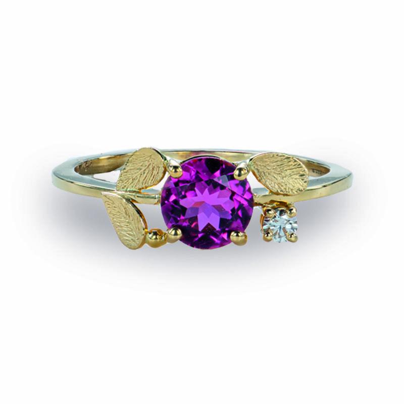 Deze geelgouden ring heeft als centrale kleursteen een roospaarse toermalijn, geflankeerd met een diamantje en blaadjes.