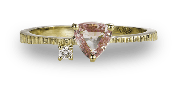 Geelgouden ring met diamantje en een paarse spinel.