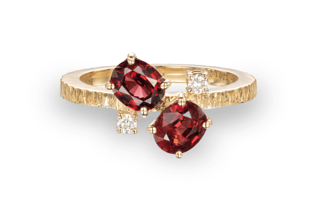Geelgouden ring met diamantjes en twee bruin rode spinellen