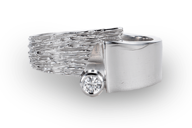 Witgouden ring met diamantje in organische stijl