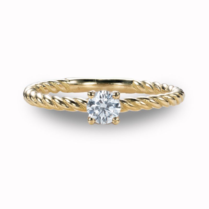 Fijne geelgouden verlovingsring met een diamant als centrale steen.