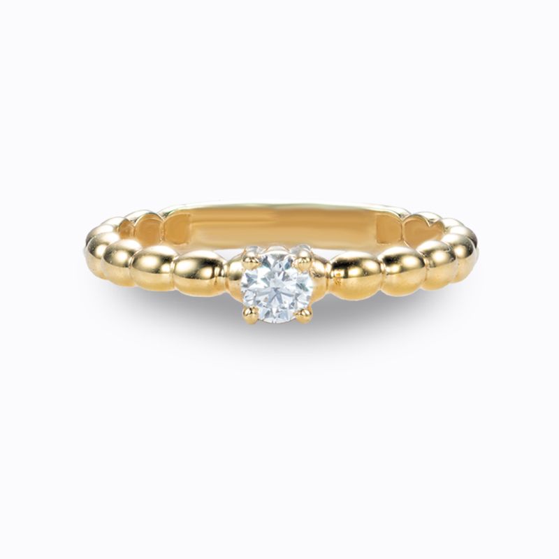 Een geelgouden verlovingsring met bolmotieven in de band. De ring is centraal gezet met een diamant, de steen der liefde, als blijvende herinnering aan uw aanzoek.