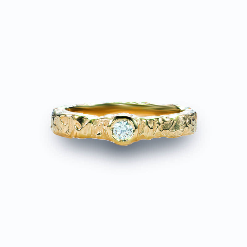 Een geelgouden verlovingsring in organische stijl met een diamant. Organische sieraden zijn zeer populair maar je bent er voor of je bent er niet voor. Het geeft de ring een speciaal effect met mat en blinkend.