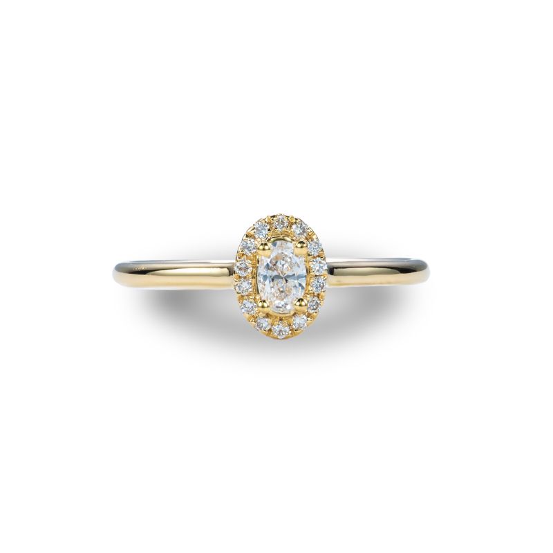Geelgouden ring met een ovale diamant als centrale steen en omringt met briljantjes