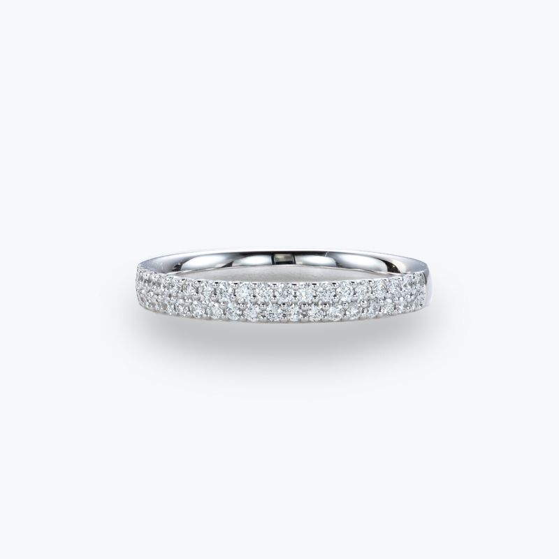 Witgouden ring die kan dienen als zowel verlovingsring of als trouwring. Zeer populair model bij de dames door zijn elegantie.