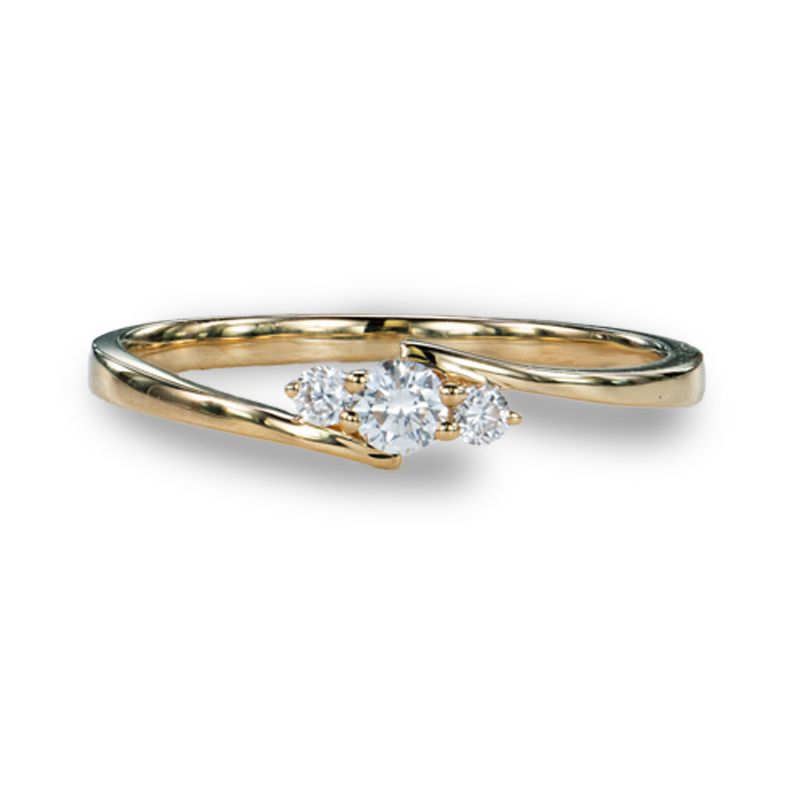 Ook als verlovingsring is deze geelgouden ring een klassieker. 3 diamantjes maken de ring verfijnd en elegant, echt iets voor fijne handjes.