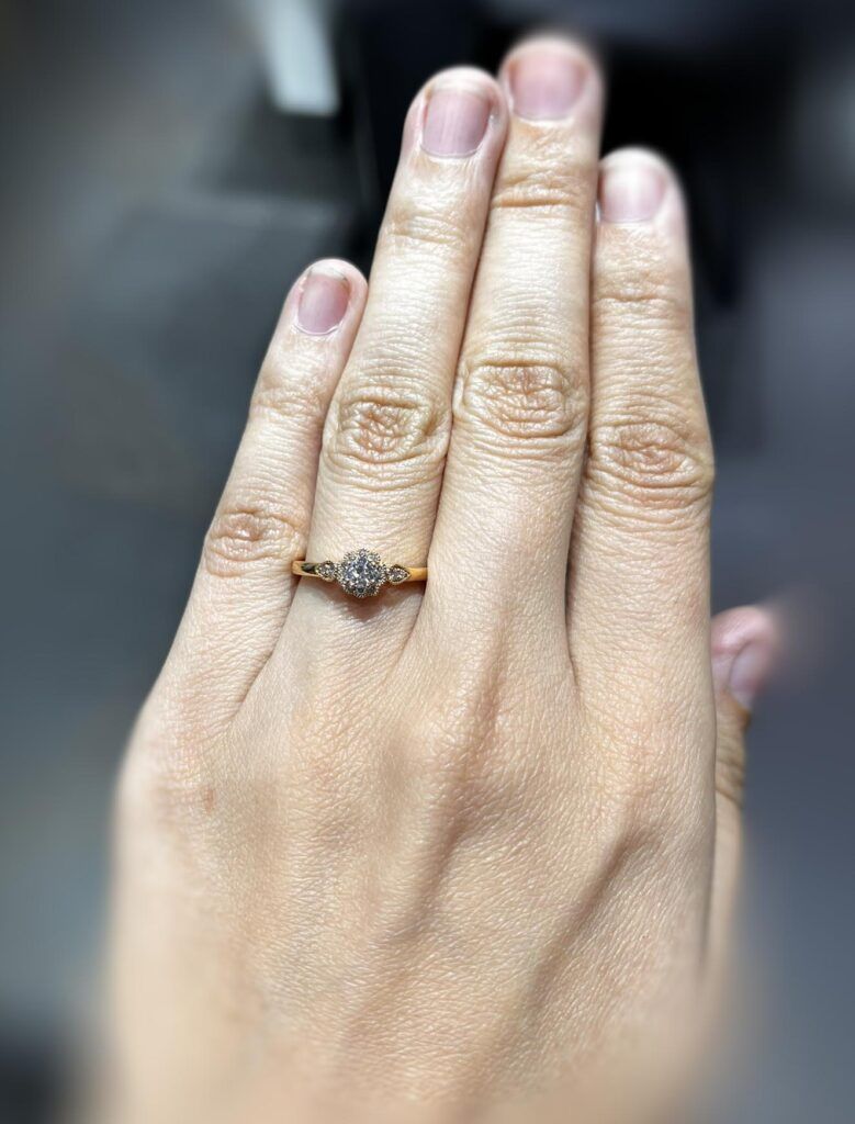 Een zeer romantische versie van een verlovingsring. Volledig in vintage stijl is deze rosé gouden ring een schot in de roos voor je aanzoek.