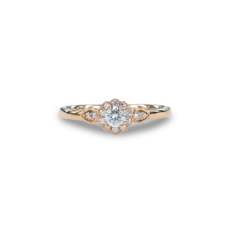 Een zeer romantische versie van een verlovingsring. Volledig in vintage stijl is deze rosé gouden ring een schot in de roos voor je aanzoek.