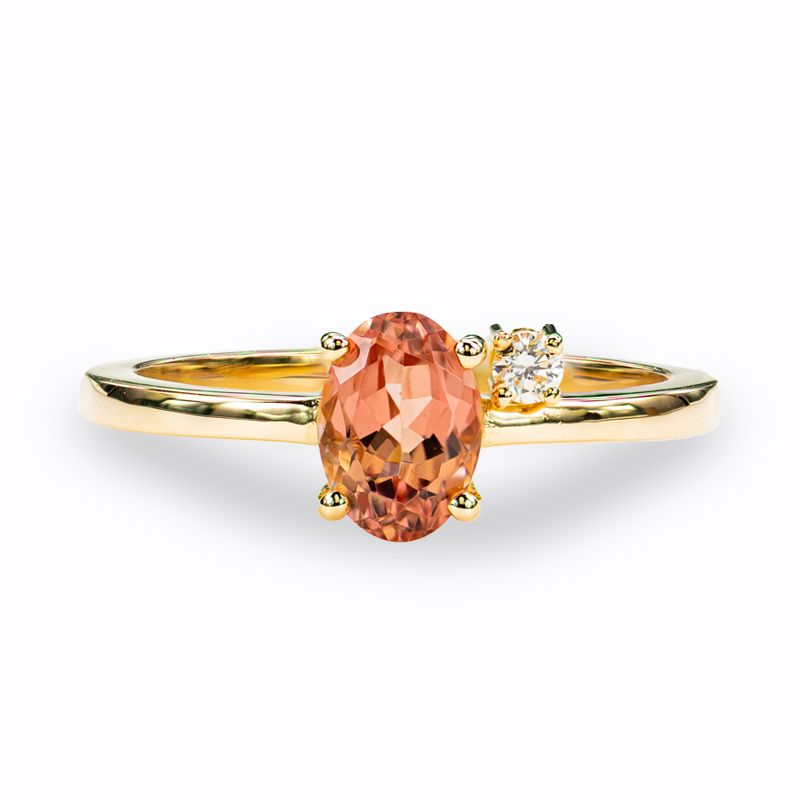 Deze geelgouden beauty gemaakt van 18 kt goud is gezet met een ovaalvormige Toermalijn. Deze keer heeft de toermalijn een roosbruine kleur en is hij geflankeerd door een diamantje.