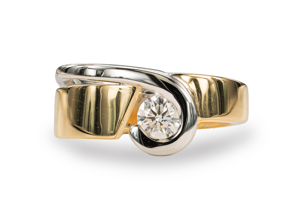 Bicolor verlovingsring met een twist rond een natuurlijke diamant