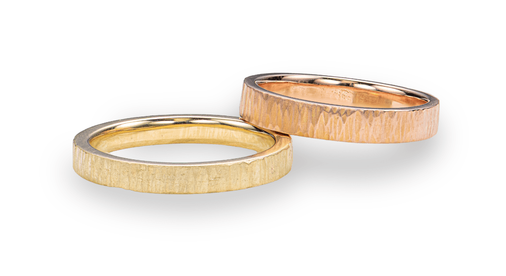 Wij ontwerpen en maken onze eigen trouwringen collectie, steeds uniek en volgens jullie smaak. Modern, klassiek of met kleurstenen?