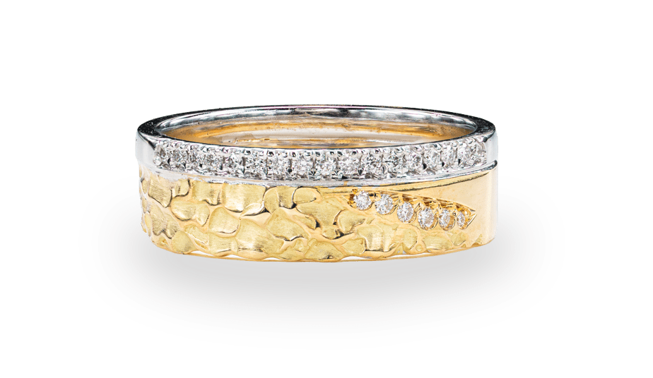 Wij ontwerpen en maken onze eigen trouwringen collectie, steeds uniek en volgens jullie smaak. Modern, klassiek of met kleurstenen?