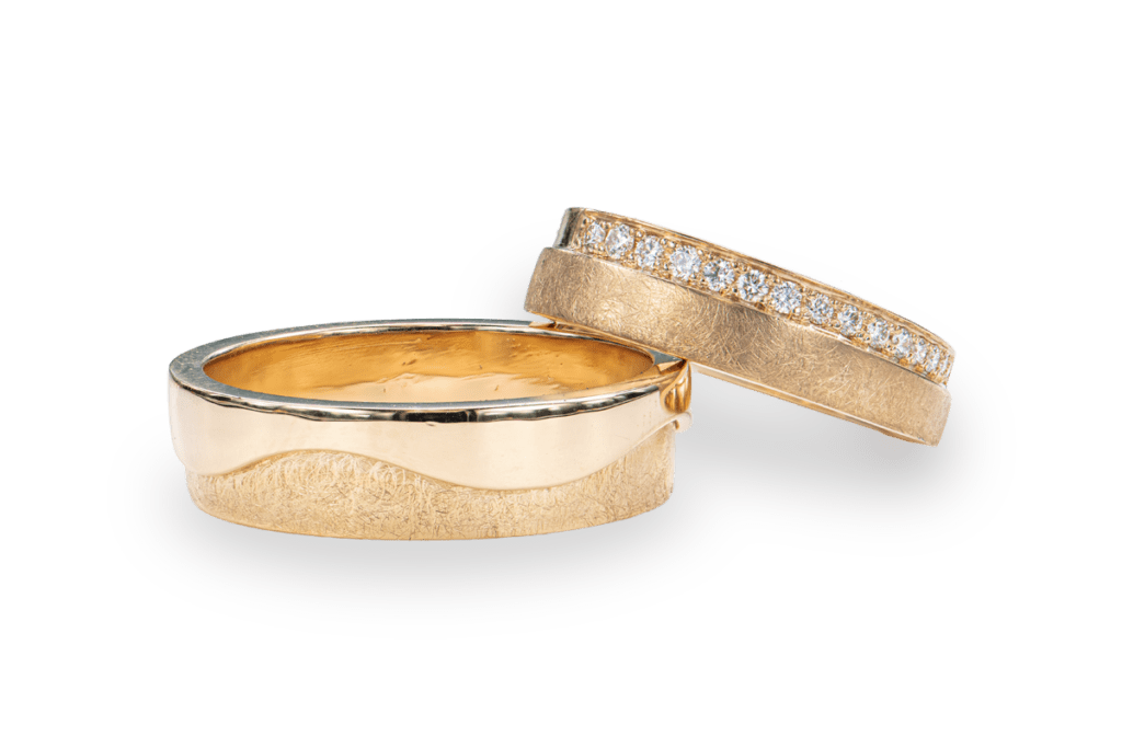 Geelgouden trouwringen met natuurlijke diamant, eigen creatie