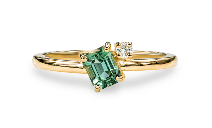 Geelgouden 18kt ring met een heldergroene toermalijn en natuurlijke diamant
