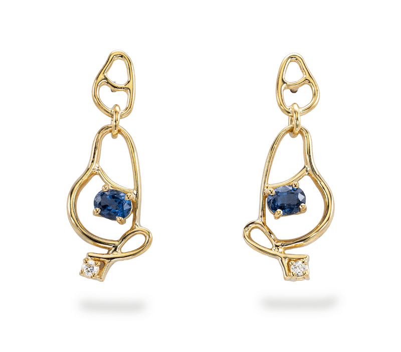 Geelgouden 18kt oorslingers met als eyecatcher 2 blauwe saffieren en diamantjes