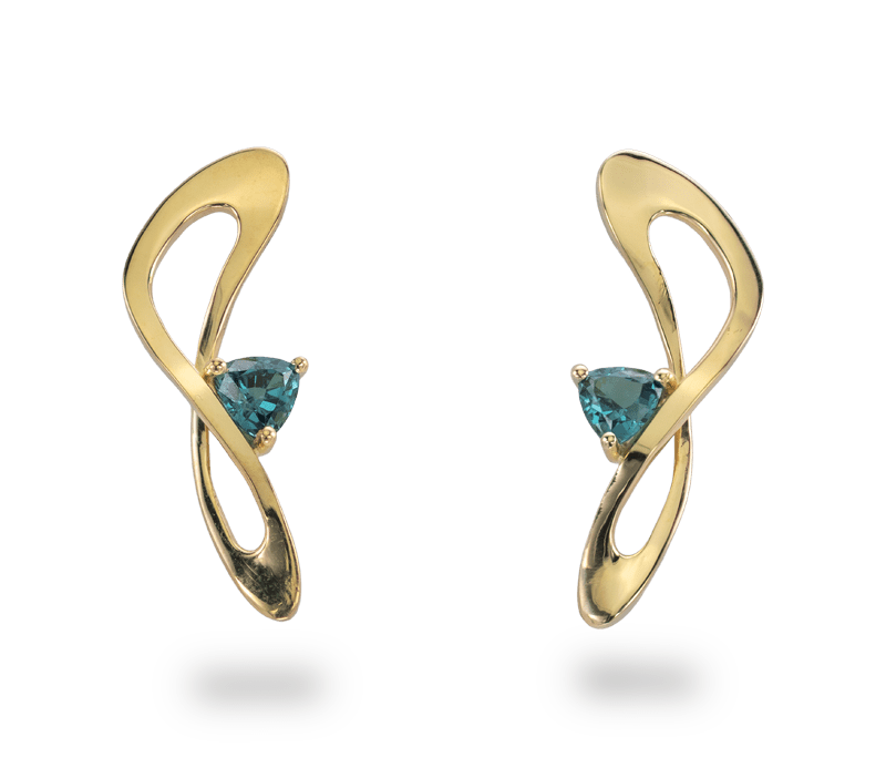 Deze abstracte geelgouden 18kt oorbellen zijn aangekleed met zeer speciale blauwe toermalijnen.
